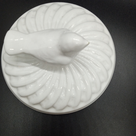 White Candy Dish w/Bird on lid. By Horchow in Italy - Picture 4 of 8